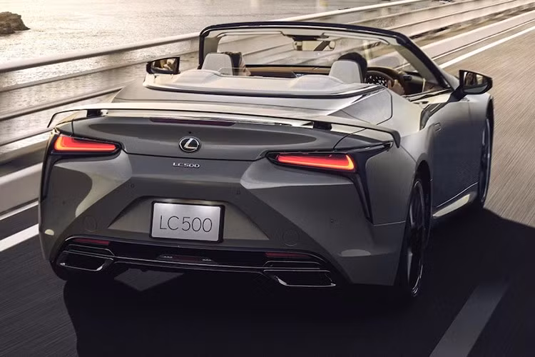 Lexus đã xác nhận rằng một nửa số Pinnacle Special Edition sẽ chỉ dành cho chủ sở hữu LC hiện tại, trong khi nửa còn lại sẽ chỉ dành cho công chúng thông qua hình thức bốc thăm trúng thưởng. Khách hàng quan tâm cần điền đơn đăng ký tại đại lý Lexus địa phương chậm nhất là ngày 7 tháng 8, và sẽ được liên hệ trực tiếp trước ngày 18/8 nếu đủ điều kiện.