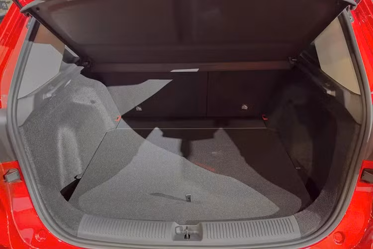 MG ZS HEV còn được trang bị gói an toàn chủ động MG Pilot với nhiều tính năng hiện đại như: Cảnh báo lệch làn Hỗ trợ giữ làn đường. Phanh khẩn cấp tự động. Kiểm soát hành trình chủ động (Adaptive Cruise Control). Những trang bị này giúp nâng cao trải nghiệm lái và đảm bảo an toàn trong quá trình vận hành.