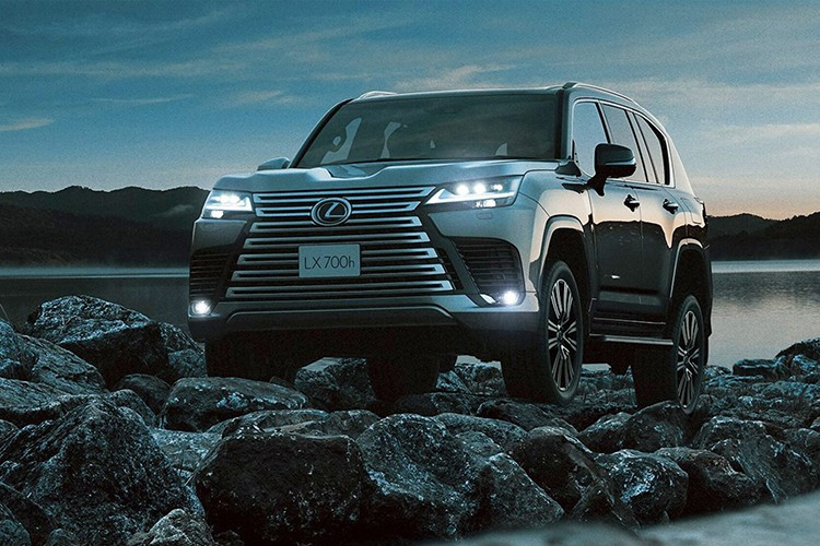 Cuối cùng là gói tính năng an toàn chủ động Lexus Safety Sense+ 3.0 và hệ thống kiểm soát lực kéo chủ động. Gói Lexus Safety Sense+ 3.0 có nhiều tính năng hơn như hệ thống hỗ trợ lái chủ động Proactive Driving Assist, cảnh báo tiền va chạm, hệ thống kiểm soát hành trình thích ứng, cảnh báo lệch làn đường và theo dõi phản ứng bất thường của người lái.