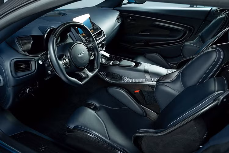 Các kỹ sư của Aston Martin đã nâng tầm hiệu suất và đẳng cấp của DBS Superleggera lên một tầm cao mới. Công suất của động cơ V12 tăng áp kép 5,2 lít được tăng lên 760 mã lực với mô-men xoắn 900Nm, tất cả được truyền qua hộp số tự động tám cấp ZF.