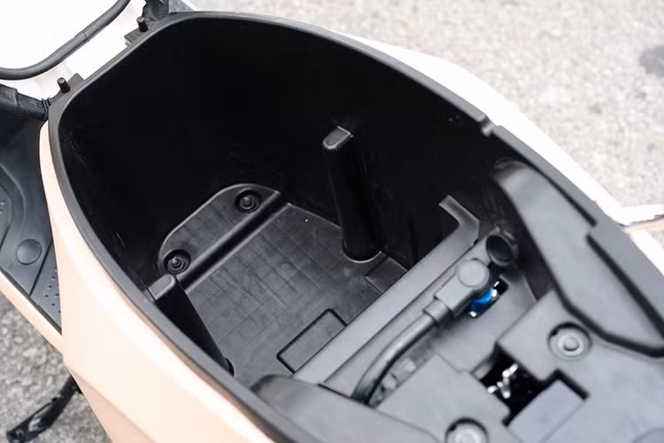 Cốp xe rộng là nhờ thiết kế lại vị trí pack pin chính, thay vì đặt giữa như Evo200, nay được chuyển ra phía sau, giúp tối ưu không gian chứa đồ.