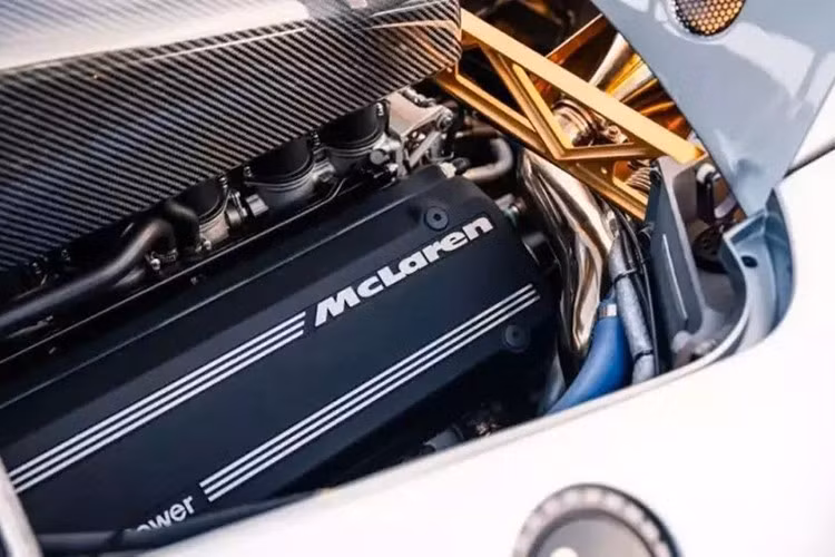 Chiếc xe này, không thể tranh cãi, được trưng bày tại phiên đấu giá Monterey 2025 của RM Sotheby's, càng trở nên đặc biệt hơn nhờ số khung Ameritech. Công ty này đã nhập khẩu bảy chiếc F1 vào Mỹ. Tất cả đều được liên bang hóa để đáp ứng tiêu chuẩn an toàn xe cơ giới Liên bang Hoa Kỳ. Bảy chiếc xe đã trải qua rất nhiều sửa đổi, bao gồm cả việc loại bỏ ghế hành khách.