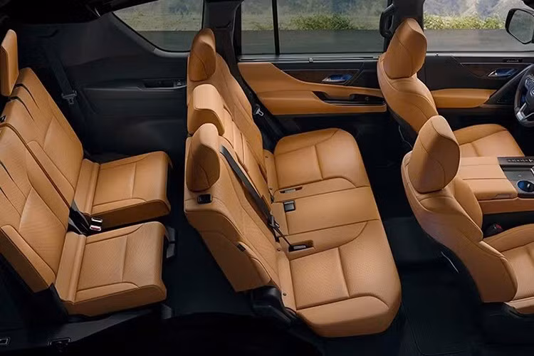 Lần đầu tiên ra mắt thị trường toàn cầu vào hồi tháng 10/2024, Lexus LX 700h sử dụng động cơ xăng V6, tăng áp, dung tích 3.4L, cho công suất tối đa 457 mã lực và mô-men xoắn cực đại 650 Nm. Động cơ kết hợp với mô-tơ điện cung cấp thêm mô-men xoắn 250 Nm. Tổng cộng, xe sở hữu công suất 463 mã lực và mô-men xoắn cực đại 790 Nm.