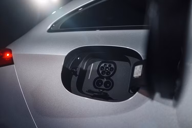 Cả hai phiên bản đều sử dụng pin lithium-ion NMC dung lượng 85 kWh, cho phạm vi hoạt động ấn tượng lên tới 761 km (CLA 250+) và 730 km (CLA 350 4MATIC) theo chuẩn WLTP. Xe hỗ trợ sạc AC tối đa 22 kW và sạc nhanh DC tối đa 320 kW, cho phép xe đi thêm khoảng 300 - 310 km chỉ sau 10 phút sạc.