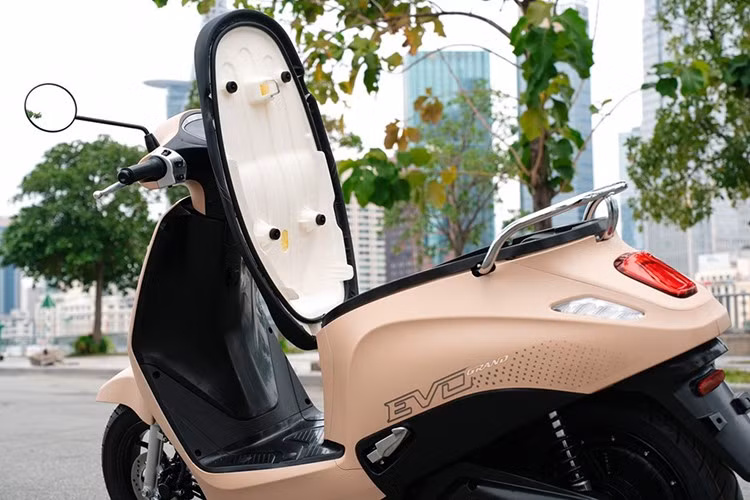 Một số hình ảnh thực tế của VinFast Evo Grand được chia sẻ trên mạng xã hội đã cho thấy rõ sự thay đổi về thiết kế. Phần yên được kéo dài, cùng với vị trí để chân của người ngồi sau được điều chỉnh, hứa hẹn cải thiện đáng kể trải nghiệm cho cả người lái và người đi cùng.