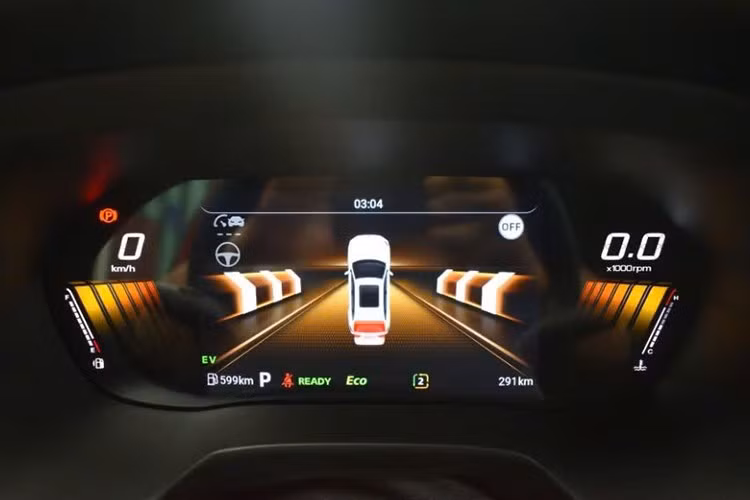 Toàn bộ ghế được bọc da tổng hợp. Ghế lái và ghế phụ chỉnh điện, đi kèm bệ tì tay trung tâm lớn. Hàng ghế sau có không gian thoáng hơn nhờ thiết kế lại hợp lý. Một số trang bị tiện nghi đáng chú ý gồm: điều hòa tự động, sưởi vô-lăng, phanh tay điện tử và chức năng giữ phanh tự động.