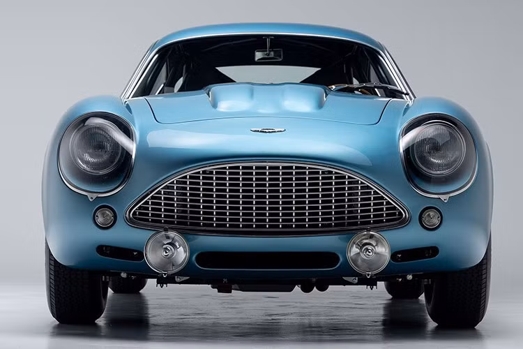 Được hoàn thiện trong màu Caribbean Pearl tuyệt đẹp, nội thất được bọc bằng da Obsidian Black và Connolly Blue sang trọng với thảm màu xanh đậm.Chiếc xe này mất 4.500 giờ để chế tạo, với các thợ thủ công sử dụng các phương pháp truyền thống.