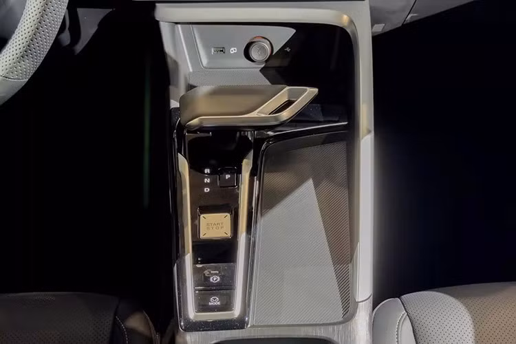 Khả năng vận hành của ZS HEV được đánh giá ổn định, phù hợp cả trong đô thị lẫn cao tốc, với vận tốc tối đa đạt 168 km/h. Mức tiêu thụ nhiên liệu trung bình chỉ khoảng 5,1 lít/100 km – một con số đáng chú ý trong phân khúc SUV cỡ B.