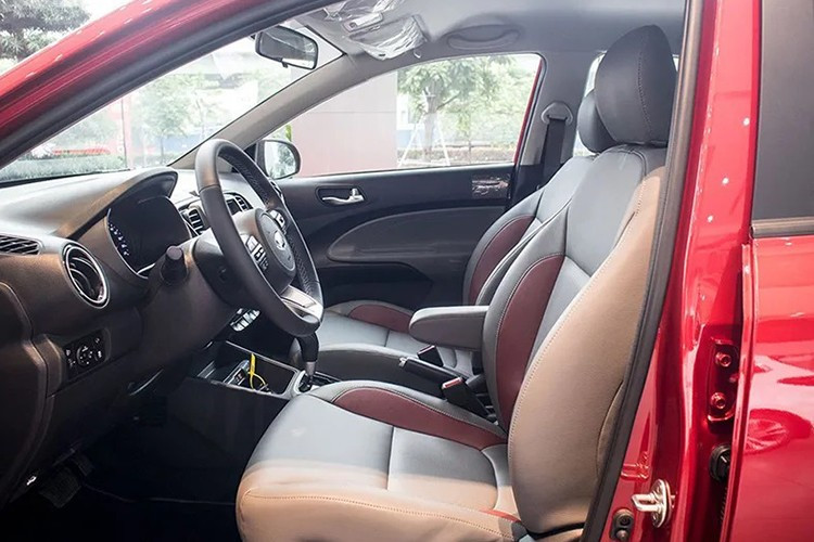 Khác với hai mẫu xe mang thương hiệu Nhật Bản, Kia Soluto là xe mang thương hiệu Hàn Quốc được lắp ráp trong nước và chỉ có kiểu dáng sedan. Ưu điểm của Kia Soluto là giá cả cạnh tranh, phù hợp với người tài chính hạn hẹp.