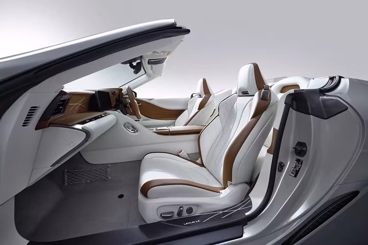 Những điểm nổi bật khác vẫn tiếp tục xuất hiện ở nội thất. Mặc dù da và vải bọc màu trắng là màu chủ đạo trên cả hai mẫu xe, cabin của bản coupe lại nổi bật với các chi tiết màu đen trên bảng táp-lô, cửa xe và tựa vai, trong khi bản mui trần lại có hai tông màu là Saddle Tan.