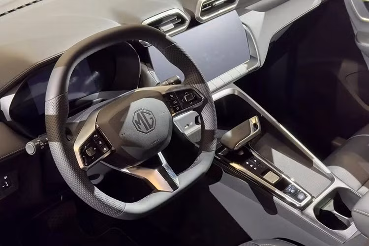 Điểm đáng chú ý nhất trên MG ZS thế hệ mới là sự xuất hiện của hệ truyền động hybrid (HEV). Xe sử dụng động cơ xăng 1.5L kết hợp với mô-tơ điện cho tổng công suất lên tới 197 mã lực và mô-men xoắn cực đại 465 Nm. Hệ truyền động này được kết hợp với hộp số tự động e-CVT và dẫn động cầu trước.