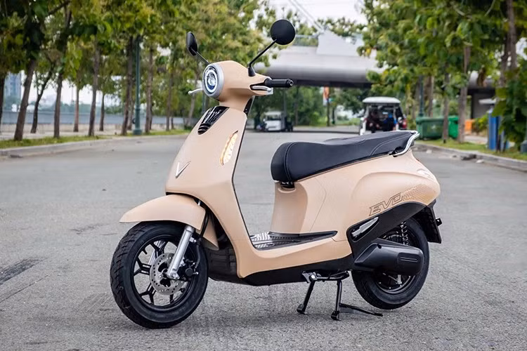 Phiên bản Lite được chào bán với giá chỉ 18 triệu đồng, đi kèm pin 1,2 kWh, phù hợp với học sinh, sinh viên hoặc người mới bắt đầu sử dụng xe điện. Dự kiến, những chiếc VinFast Evo Grand đầu tiên sẽ được bàn giao đến tay khách hàng từ tháng 9/2025.