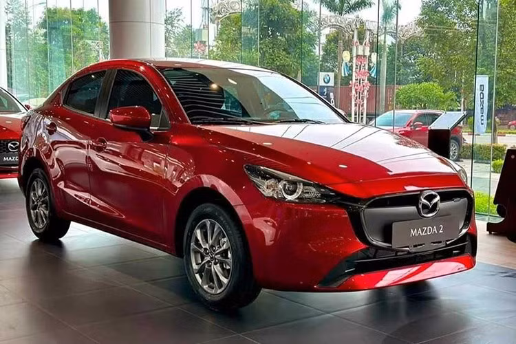 Mazda2 giảm còn 399 triệu đồng ﻿Ở thời điểm hiện tại, một số đại lý chào bán xe Mazda2 với giá khởi điểm chỉ từ 399 triệu đồng. Đây là mức giá thấp nhất kể từ đầu năm đến nay.