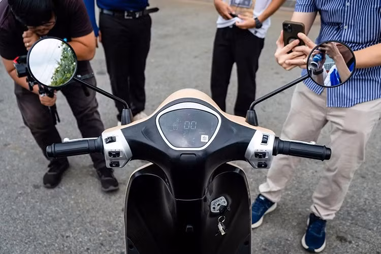 Ngoài ra, Evo Grand có yên dài hơn và phần cốp được mở rộng lên tới 35 lít, vượt trội so với Evo200 (22 lít) và Evo Neo (17 lít), đồng thời trở thành một trong những mẫu xe phổ thông có cốp lớn nhất thị trường hiện nay.