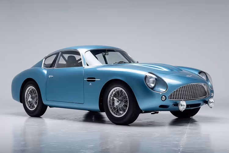 Những chiếc xe đã giao hàng sẽ được đưa ra đấu giá vào tháng 8/2025 tại trung tâm đấu giá Monterey Jet. Ngôi sao thực sự ở đây chính là chiếc DB4 GT Zagato Continuation, được sản xuất bởi Aston Martin Works theo tiêu chuẩn cao nhất mà bạn có thể tưởng tượng.