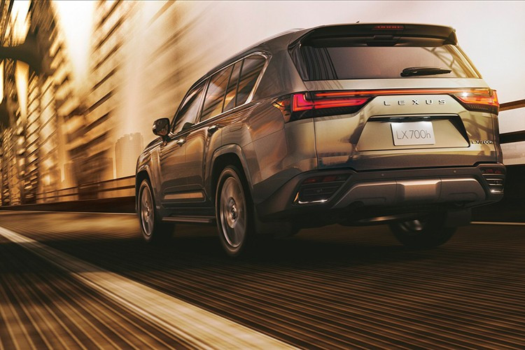 Hệ thống lái trợ lực điện tử cũng có thể điều chỉnh độ nhạy của vô lăng tùy theo tốc độ di chuyển. Xe còn được trang bị hệ thống treo Adaptive Variable Suspension (AVS) giúp điều chỉnh độ êm và thích nghi với điều kiện mặt đường, mang lại cảm giác lái mượt mà và chính xác hơn.