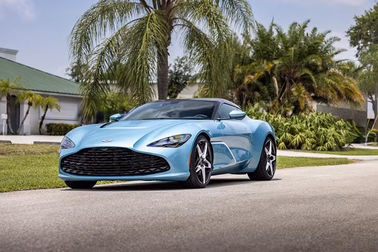 Không kém phần ấn tượng là chiếc còn lại là Aston Martin DBS GT Zagato 2020, cũng được hoàn thiện trong màu Caribbean Blue.Việc cải tiến thiết kế của Marek Reichman trên DBS Superleggera không hề dễ dàng, nhưng với DBS GT, Zagato đã cho thấy lý do tại sao họ là một trong những nhà thiết kế được kính trọng nhất thế giới trong hơn một thế kỷ.