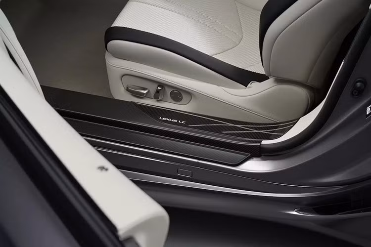 Tuy nhiên, Lexus đã kết hợp một chút tinh chỉnh nhỏ về khung gầm, với các bộ phận treo rỗng bằng nhôm phía sau được sử dụng để tăng độ cứng thân xe. Trong khi bản coupe được thiết kế để đem tới cảm giác lái sắc nét và phản ứng nhanh hơn...