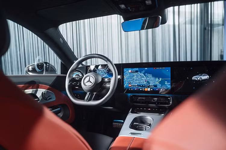 Nội thất Mercedes-Benz CLA Shooting Brake có điểm nhấn là màn hình siêu rộng MBUX Superscreen (tùy chọn) với bảng đồng hồ taplo kỹ thuật số 10.25 inch, màn hình trung tâm cảm ứng 14 inch và màn hình ghế phụ 14 inch. Hệ điều hành MB.OS kết hợp cùng trợ lý ảo MBUX Virtual Assistant, vận hành trên nền tảng trí tuệ nhân tạo (AI) từ Microsoft hay Google.