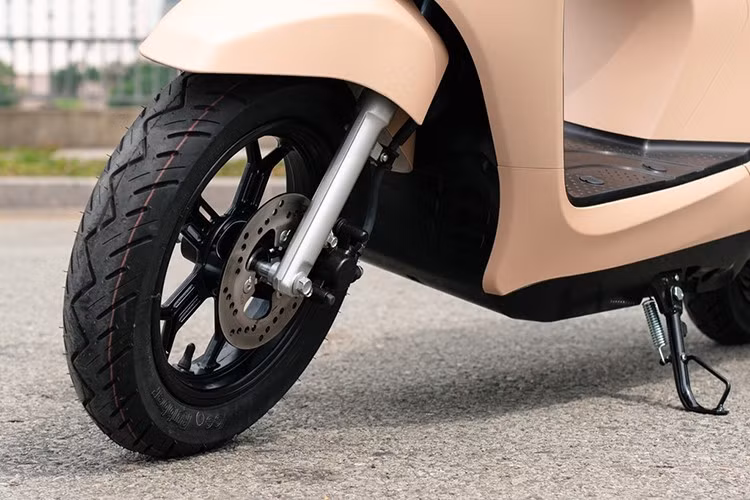 VinFast Evo Grand có hai phiên bản: bản thường và bản Lite. Bản thường sử dụng động cơ điện In-hub đặt ở bánh sau với công suất 2.250W, tốc độ tối đa đạt 70 km/h. Trọng lượng xe khi gắn đủ 2 pin chỉ 110 kg, tương đương nhiều mẫu xe tay ga xăng phổ thông.