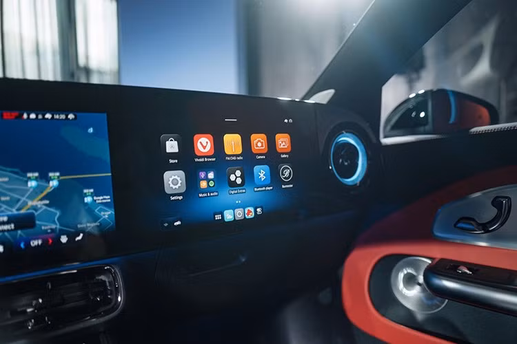 Ngoài ra, xe còn có tùy chọn cửa sổ trời toàn cảnh Panorama với công nghệ điện sắc có khả năng thay đổi độ trong suốt chỉ trong 0,02 giây. Hệ thống đèn viền nội thất kết hợp với 158 họa tiết ngôi sao giúp tăng tính thẩm mỹ và trải nghiệm sang trọng.