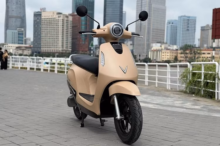 VinFast đã chính thức giới thiệu mẫu xe máy điện mới mang tên Evo Grand, đánh dấu bước tiếp theo trong chiến lược phổ cập phương tiện điện tại Việt Nam. Mẫu xe này chia sẻ thiết kế tổng thể với Evo200 và Evo Neo nhưng được nâng cấp rõ rệt ở nhiều chi tiết thực dụng.