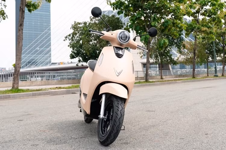 Trong khi đó, phiên bản Lite có tốc độ giới hạn 48 km/h và sử dụng mô tơ công suất thấp hơn, phù hợp với người dùng không có bằng lái A1, đặc biệt là học sinh, sinh viên hoặc người mới sử dụng xe điện. VinFast công bố giá bán cực kỳ cạnh tranh cho Evo Grand