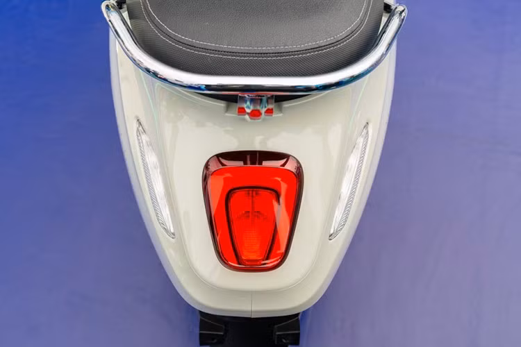 Trong cốp, người dùng còn có thể lắp thêm pin phụ dung lượng 2,4 kWh, dù khi đó dung tích cốp giảm còn khoảng 16 lít. Tuy vậy, mức này vẫn đủ để chứa các vật dụng cơ bản như áo mưa, ví, điện thoại hay túi xách nhỏ.