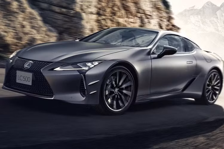 Mặc dù chủ yếu là các nâng cấp thiết kế, Lexus vẫn mang đến cho cả hai phiên bản coupe và convertible LC Pinnacle Edition những đặc điểm độc đáo. Bản coupe chỉ có duy nhất màu sơn bạc Oboro được thiết kế riêng, trong khi bản convertible được hoàn thiện với màu xám Neutrino.