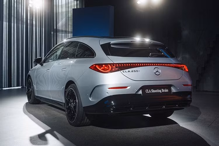 Cùng với mẫu xe điện, Mercedes-Benz cũng hé lộ hình ảnh phiên bản CLA Shooting Brake sử dụng động cơ đốt trong. Mặc dù chưa công bố thông số chi tiết, nhưng khả năng cao mẫu xe này vẫn sẽ dùng nền tảng MMA với hệ truyền động hybrid nhẹ 48V. Đáng chú ý là động cơ có thể vận hành hoàn toàn bằng điện ở tốc độ tối đa 100 km/h nhờ mô-tơ tích hợp trong hộp số ly hợp kép 8 cấp (8F-eDCT).