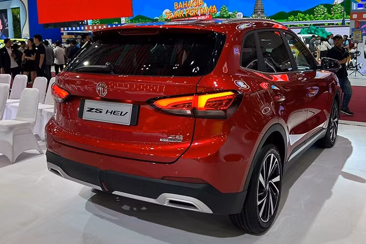 Cản trước cũng được mở rộng với nhiều chi tiết sơn đen bóng, góp phần tăng vẻ thể thao cho xe. Bên hông, MG ZS mới không thay đổi quá nhiều về dáng tổng thể, xe sở hữu bộ mâm hợp kim 18 inch hai tông màu thiết kế đa chấu. Phía sau xe, cụm đèn hậu LED được tái thiết kế gọn gàng, kết hợp cùng bộ khuếch tán giả cỡ lớn, mang lại cảm giác vững chãi và cân đối hơn.