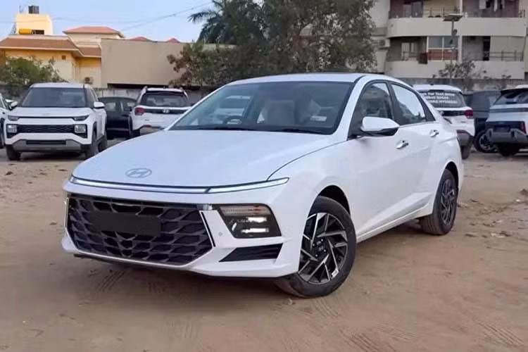 Hyundai đã chính thức ra mắt phiên bản nâng cấp giữa vòng đời của dòng sedan cỡ nhỏ Verna tại thị trường Ấn Độ. Đây cũng chính là mẫu xe được bán ở các thị trường quốc tế như Việt Nam dưới cái tên Accent. Mới đây, những chiếc Hyundai Accent 2026 đã bắt đầu cập bến đại lý và chúng ta có thể ngắm hình ảnh "bằng xương, bằng thịt" của mẫu sedan hạng B này.