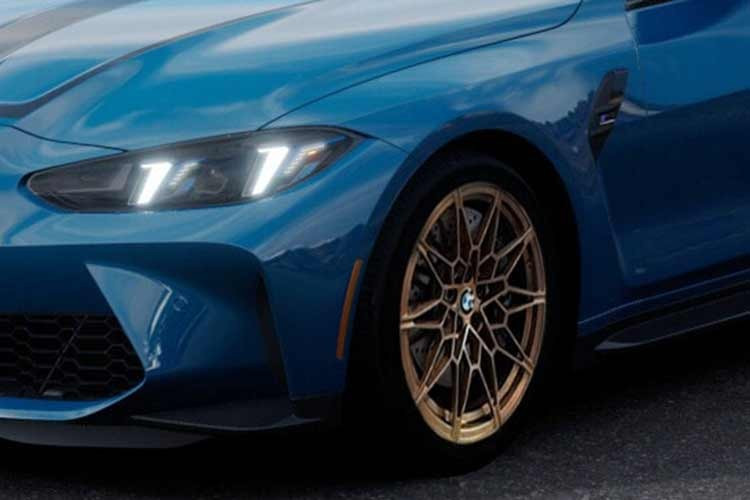 Thay đổi đáng kể nhất trên phiên bản đặc biệt này là bộ mâm xe kiểu 826M mới, được trang trí bằng lớp sơn vàng đồng độc quyền giống như trên M4 CS. BMW cũng bổ sung thêm các họa tiết M đặc biệt trên nắp ca-pô và chạy dọc theo cửa sau xe.