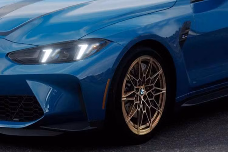 Thay đổi đáng kể nhất trên phiên bản đặc biệt này là bộ mâm xe kiểu 826M mới, được trang trí bằng lớp sơn vàng đồng độc quyền giống như trên M4 CS. BMW cũng bổ sung thêm các họa tiết M đặc biệt trên nắp ca-pô và chạy dọc theo cửa sau xe.