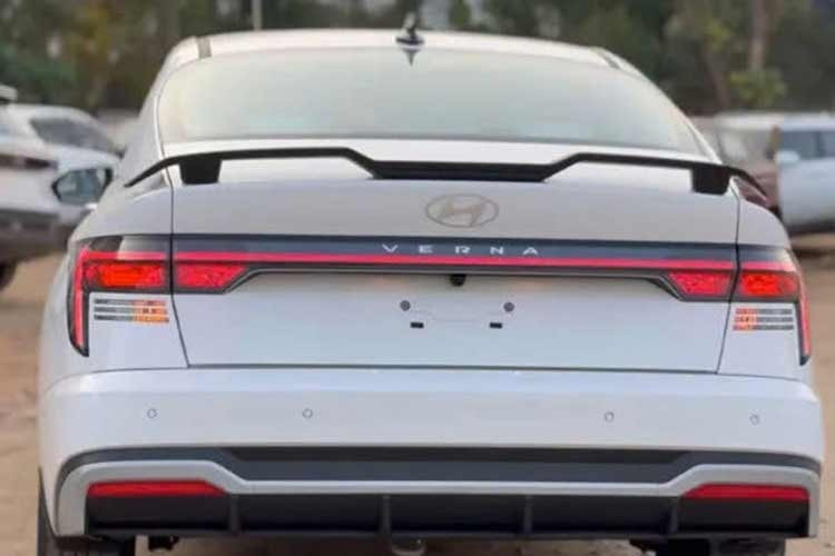 Tại thị trường Ấn Độ, Hyundai Accent 2026 có 2 tùy chọn động cơ như phiên bản cũ. Đầu tiên là động cơ xăng 4 xi-lanh, hút khí tự nhiên, dung tích 1.5L, kết hợp với hộp số sàn 6 cấp hoặc hộp số tự động IVT. Thứ hai là động cơ xăng 4 xi-lanh, tăng áp, dung tích 1.5L, có thể đi kèm hộp số sàn 6 cấp hoặc hộp số tự động ly hợp kép 7 cấp (DCT). Động cơ tăng áp cho công suất tối đa 160 mã lực và mô-men xoắn cực đại 253 Nm.