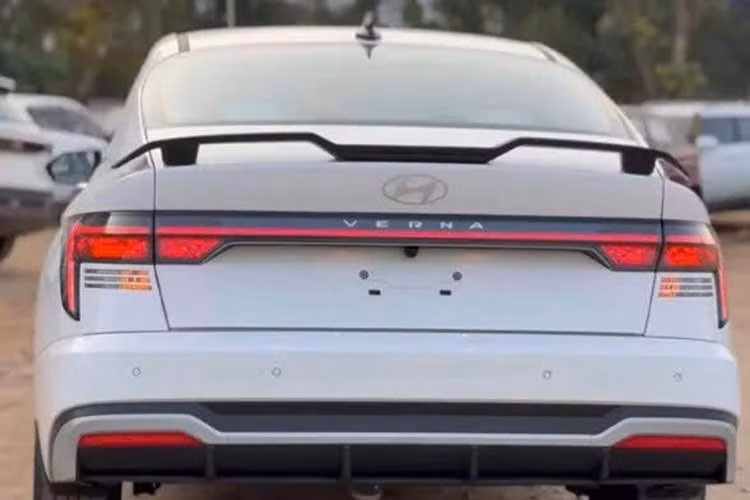 Tại thị trường Ấn Độ, Hyundai Accent 2026 có 2 tùy chọn động cơ như phiên bản cũ. Đầu tiên là động cơ xăng 4 xi-lanh, hút khí tự nhiên, dung tích 1.5L, kết hợp với hộp số sàn 6 cấp hoặc hộp số tự động IVT. Thứ hai là động cơ xăng 4 xi-lanh, tăng áp, dung tích 1.5L, có thể đi kèm hộp số sàn 6 cấp hoặc hộp số tự động ly hợp kép 7 cấp (DCT). Động cơ tăng áp cho công suất tối đa 160 mã lực và mô-men xoắn cực đại 253 Nm.