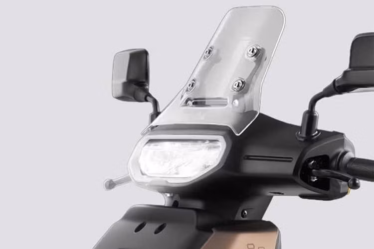 Danh sách trang bị đáng chú ý bao gồm hệ thống điều khiển hành trình (cruise control), hệ thống đèn LED, tính năng hỗ trợ giữ xe khi dừng trên dốc (hill hold).