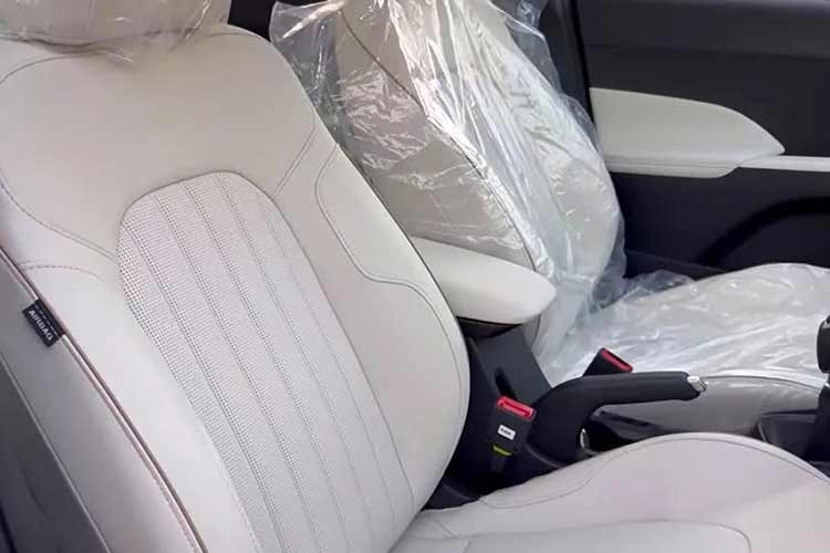 Trang bị an toàn của mẫu sedan hạng B này cũng đã được cải thiện với gói Hyundai SmartSense ADAS cấp độ 2, bao gồm 20 chức năng trợ lái nâng cao. Các trang bị an toàn chính gồm 7 túi khí, camera hành trình tích hợp, camera quan sát toàn cảnh 360 độ, hệ thống cân bằng điện tử, hỗ trợ khởi hành ngang dốc, cảm biến đỗ xe phía sau, hệ thống giám sát áp suất lốp và móc ghế trẻ em ISOFIX.