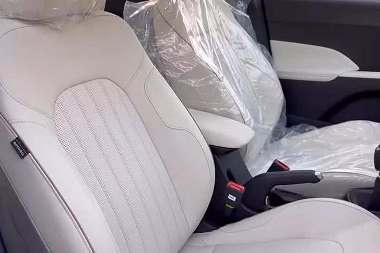 Trang bị an toàn của mẫu sedan hạng B này cũng đã được cải thiện với gói Hyundai SmartSense ADAS cấp độ 2, bao gồm 20 chức năng trợ lái nâng cao. Các trang bị an toàn chính gồm 7 túi khí, camera hành trình tích hợp, camera quan sát toàn cảnh 360 độ, hệ thống cân bằng điện tử, hỗ trợ khởi hành ngang dốc, cảm biến đỗ xe phía sau, hệ thống giám sát áp suất lốp và móc ghế trẻ em ISOFIX.