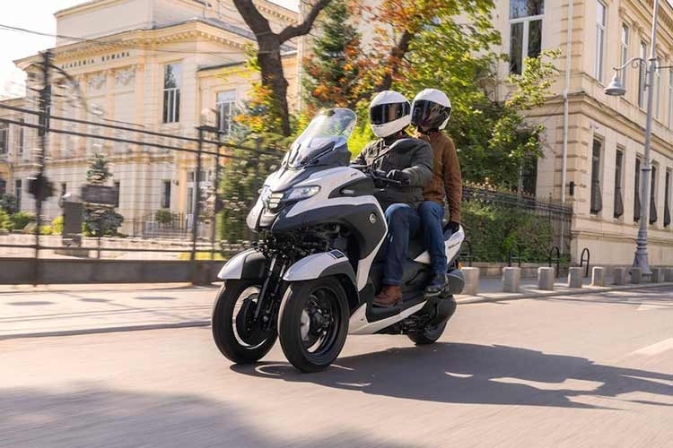 Yamaha cho biết Tricity 300 2026 sẽ được bán ra thị trường toàn cầu từ quý II năm nay với hai phiên bản: có túi khí và không có túi khí. Mẫu xe có ba màu gồm Milky White, Zen Green và Power Grey. Giá bán chưa được công bố, nhưng phiên bản hiện tại của Tricity 300 đang có giá khoảng 10.000 USD (263 triệu đồng).