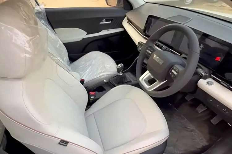 Accent 2026 còn được trang bị hệ thống kết nối Hyundai Bluelink với hơn 70 tính năng, điều khiển bằng giọng nói với hơn 350 lệnh, sạc điện thoại không dây, đèn viền đa sắc, cửa sổ trời chỉnh điện,rèm che nắng cửa kính sau, cốp điện thông minh, khoang hành lý dung tích 528 lít,...