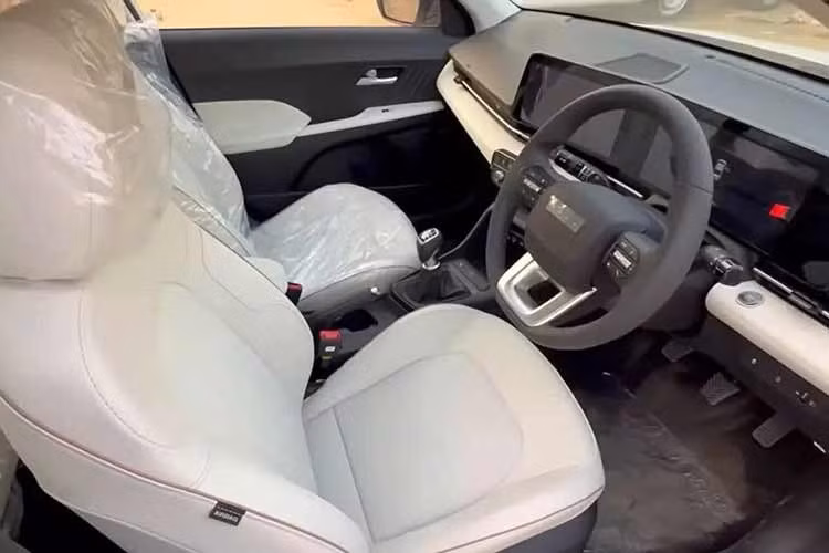 Accent 2026 còn được trang bị hệ thống kết nối Hyundai Bluelink với hơn 70 tính năng, điều khiển bằng giọng nói với hơn 350 lệnh, sạc điện thoại không dây, đèn viền đa sắc, cửa sổ trời chỉnh điện,rèm che nắng cửa kính sau, cốp điện thông minh, khoang hành lý dung tích 528 lít,...