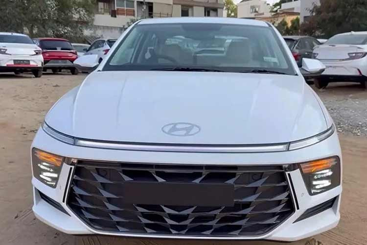 Ngoài ra, xe còn được trang bị các chế độ lái Eco, Normal và Sport, lẫy chuyển số trên vô lăng cùng hệ thống ngắt máy tạm thời Idle Stop &amp; Go (ISG). Hyundai Accent 2026 tại Ấn Độ được cung cấp với 6 phiên bản và giá xuất xưởng từ 1.098.400-1.825.000 Rupee (khoảng 313-520 triệu đồng), tùy thuộc vào lựa chọn động cơ và hộp số. Chiếc xe trong bài viết này thuộc bản HX8 cao cấp.