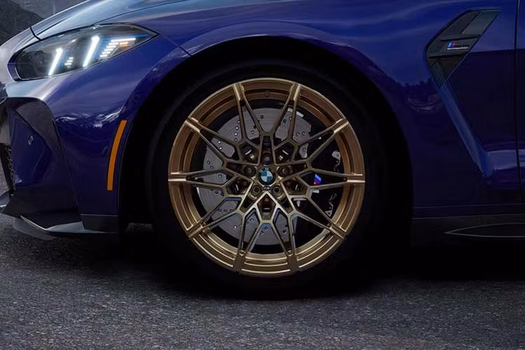 Bên trong, mọi chiếc xe đều được trang bị da Merino đen cao cấp, cùng với da Nappa bọc bảng điều khiển. Khoang cabin cũng bao gồm gói M Driver's Package, các chi tiết trang trí nội thất bằng sợi carbon và vô lăng M Alcantara, cùng thiết kế được sử dụng trong M4 CS và CSL.