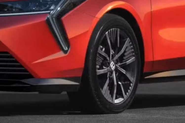 Ở phía sau, bản dựng Honda Civic gây ấn tượng với cụm đèn hậu dạng chữ Y hoàn toàn mới, mang lại diện mạo hiện đại hơn cho mẫu sedan này. Nắp cốp được tinh chỉnh nhẹ, dòng chữ Honda đặt ở trung tâm giữa hai cụm đèn hậu, đi kèm cản sau và bộ khuếch tán gió thiết kế lại.