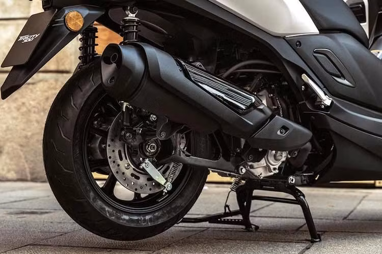 Thông tin lái xe được hiển thị trên màn hình LCD 2,8 inch tích hợp hệ thống định vị Garmin và khả năng kết nối với điện thoại thông minh thông qua ứng dụng MyRide của Yamaha.