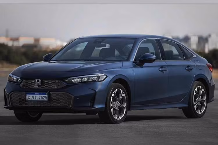 Mẫu xe Honda Insight hoàn toàn mới sẽ còn có bốn chế độ lái gồm Normal, Sport, Econ và Snow, đi kèm màn hình giải trí cỡ lớn, đèn viền nội thất, cửa sổ trời, ghế bọc da thật, hệ thống âm thanh Bose 12 loa và camera hành trình tích hợp trong gương chiếu hậu kỹ thuật số.