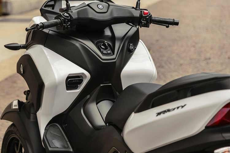 Hệ thống treo trước sử dụng phuộc ống lồng kép, với hệ thống lái được thực hiện thông qua một loạt các liên kết, trong khi hệ thống treo sau có hai giảm xóc điều chỉnh được độ cứng lò xo.