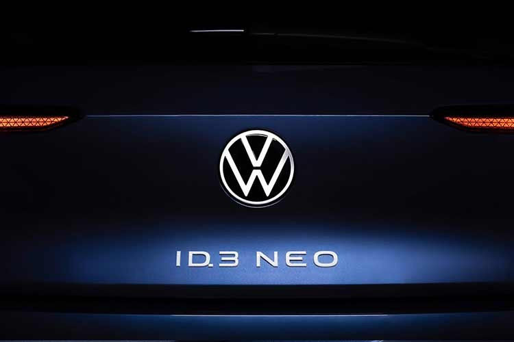 Ngoài ra, VolkswagenID.3 Neo sẽ bị loại bỏ một số chi tiết thiết kế đặc trưng trước đây như nóc và cửa cốp sơn đen. Những chi tiết này sẽ được sơn cùng màu thân xe để tạo ra vẻ ngoài truyền thống hơn. Ngược lại, dải trang trí chạy từ cột A tới cánh gió sau sẽ được sơn màu đen. Đồng thời, xe dự kiến sẽ có thêm thêm các thiết kế mâm mới.