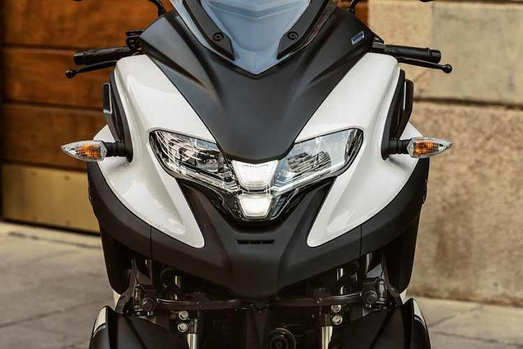 Được thiết kế dành cho người đi lại hàng ngày, Tricity 300 được trang bị động cơ xi-lanh đơn, bốn van, làm mát bằng chất lỏng, dung tích 292cc. Công suất được công bố là 27,6 mã lực tại 7.250 vòng/phút, với mô-men xoắn cực đại 28,9Nm tại 5.750 vòng/phút, truyền động qua hộp số CVT và dây đai đến bánh sau.